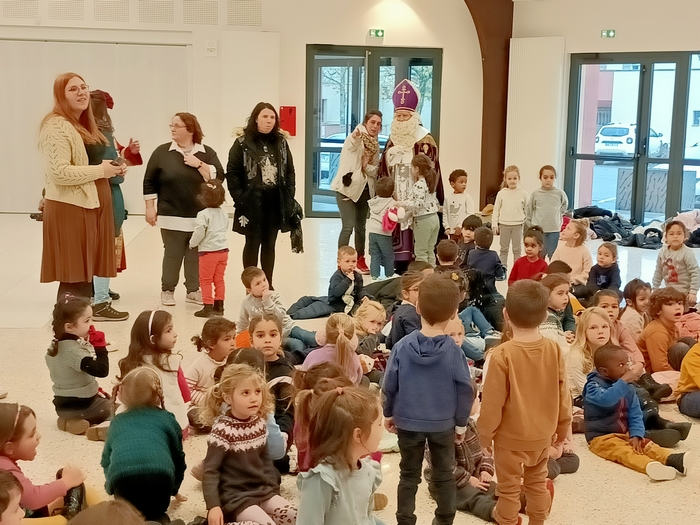 Saint Nicolas avec les enfants