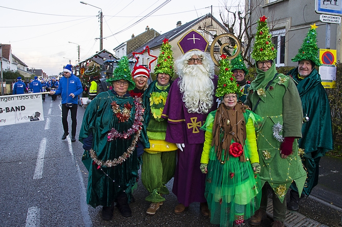 Saint Nicolas saluant les équipes de chars du défilé